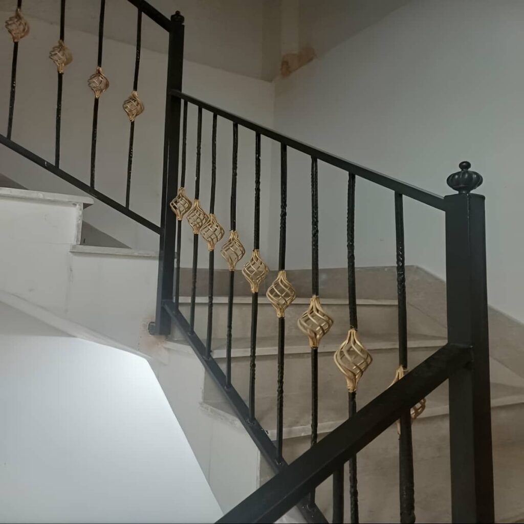 نرده فرفورژه راه پله با طراحی کلاسیک
