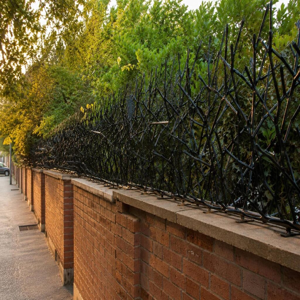 نرده روی دیوار فرفورژه با نمای کلاسیک