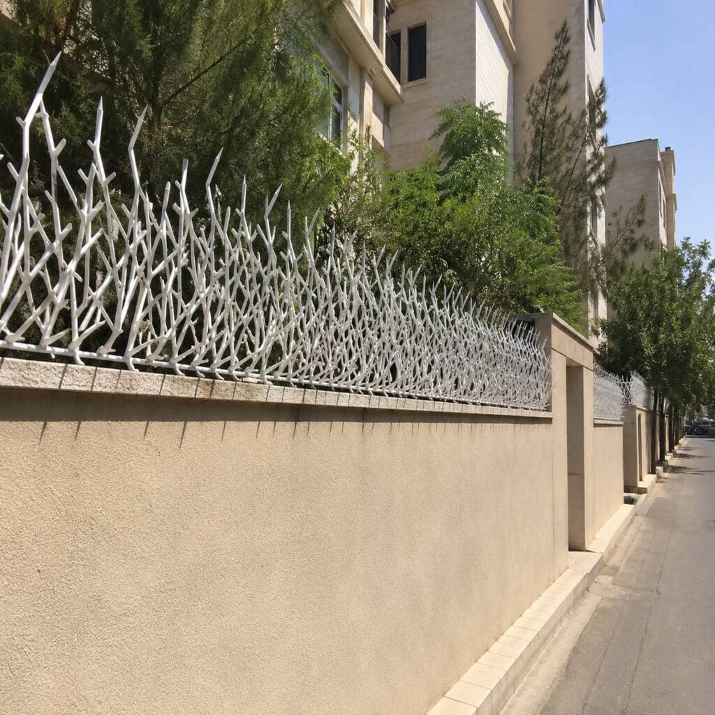 حفاظ شاخ گوزنی روی دیوار محوطه