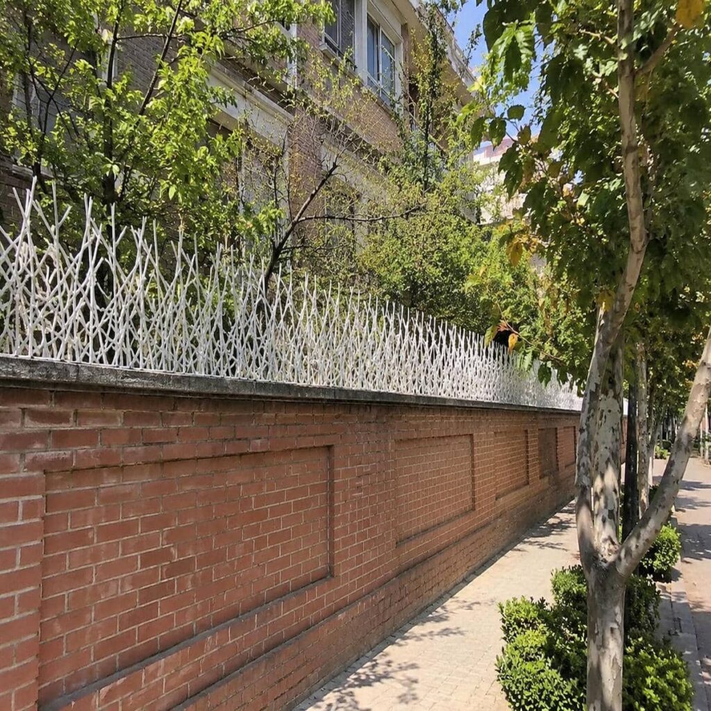 حفاظ شاخ گوزنی هماهنگ با نمای ساختمان حفاظ شاخ گوزنی هماهنگ با نمای ساختمان
