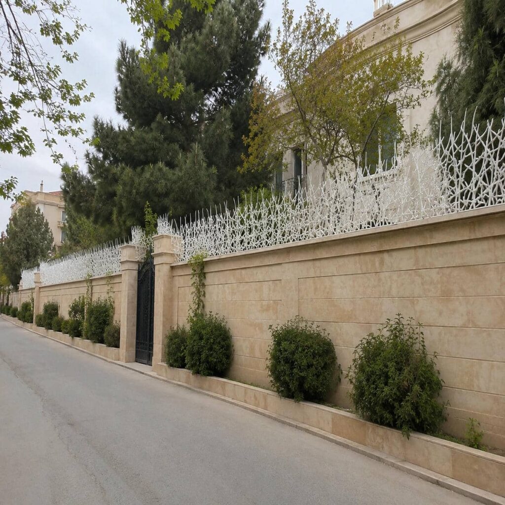 حفاظ دیوار استان یزد در فضای باز مسکونی