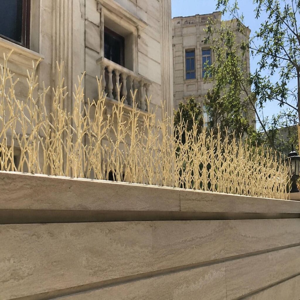 حفاظ دیوار سرنیزه ای ویلای کلاسیک اهواز