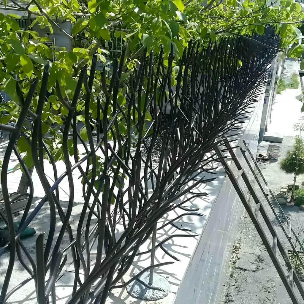 حفاظ دیوار مشکی روی نمای سنگی قم