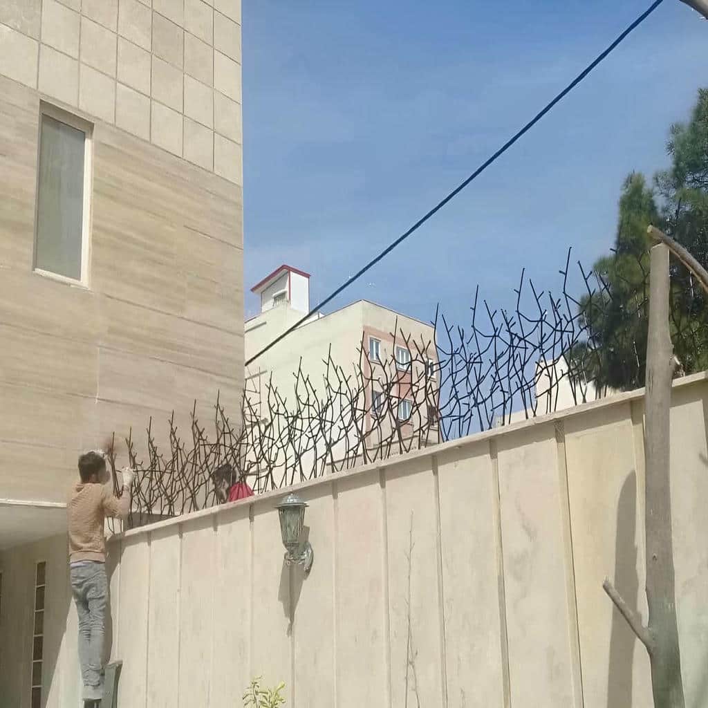 حفاظ سرنیزه ای فلزی دیوار