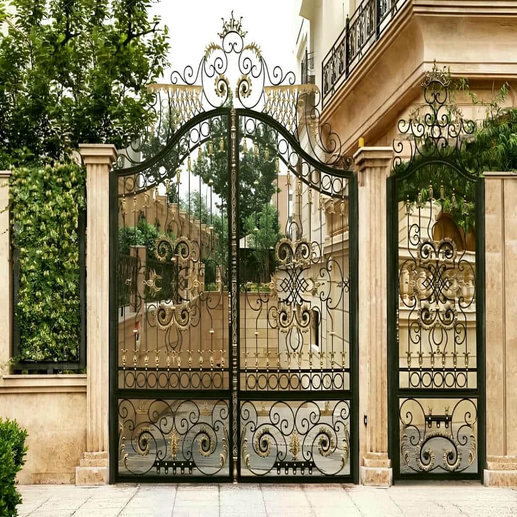 درب حیاط لوکس با تزئینات فلزی متعادل