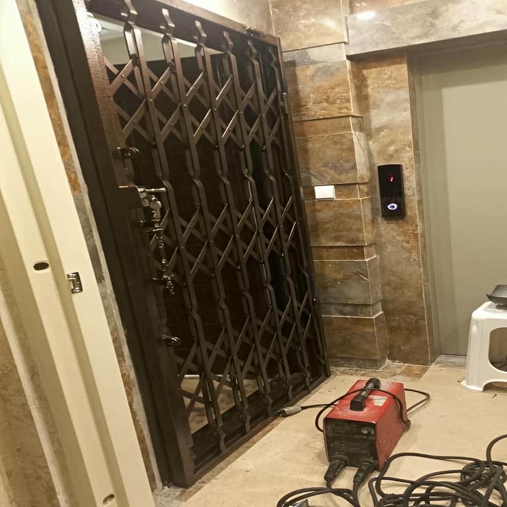 محافظ درب منزل با طراحی جمع شونده محافظ درب منزل با طراحی جمع شونده