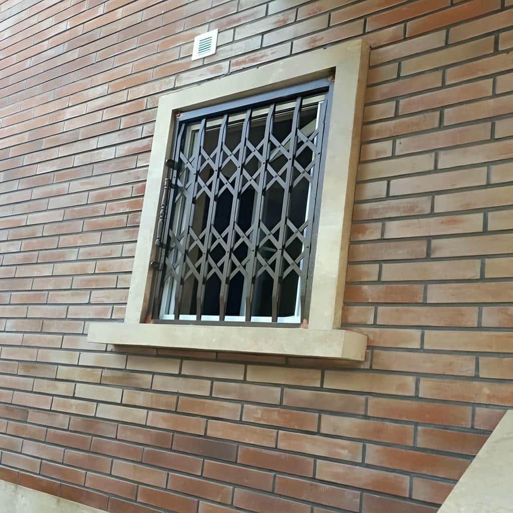 محافظ درب ورودی فلزی با طراحی ساده