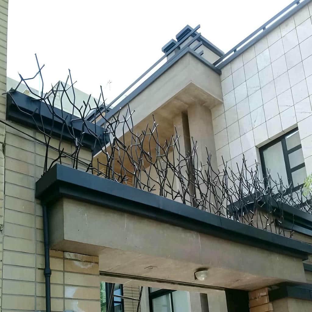 نرده حفاظ روی دیوار زاهدان