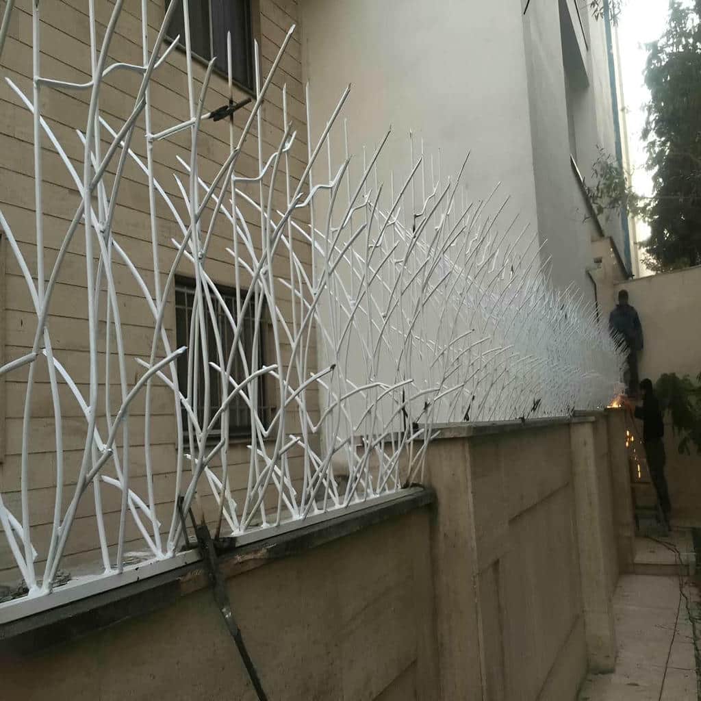 نرده روی دیوار با پوشش رنگ مقاوم