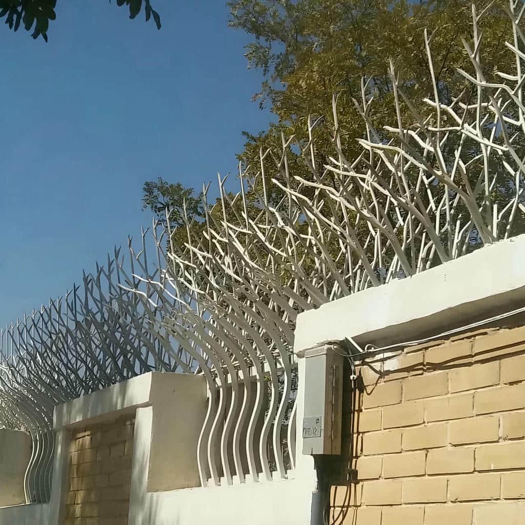 نرده روی دیوار فلزی مناسب بازسازی ساختمان