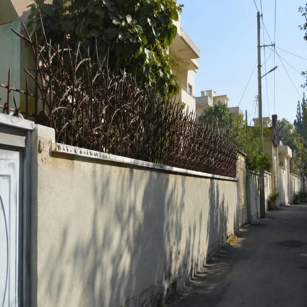 نرده روی دیوار فلزی
