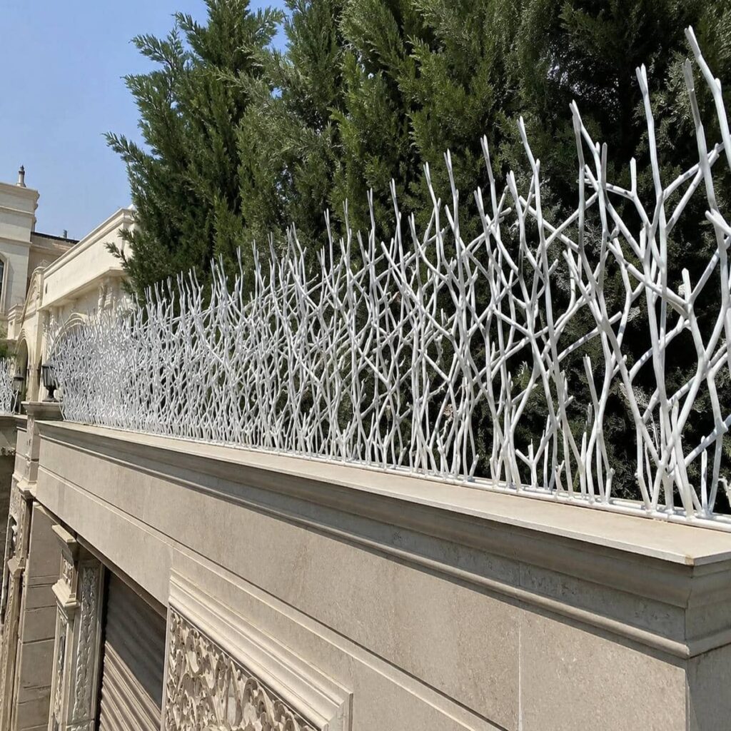 نرده روی دیوار مسکونی در ساری