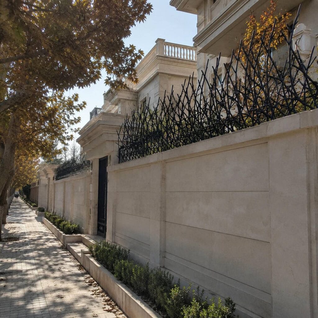 نرده روی دیوار مشکی برای محوطه ویلایی