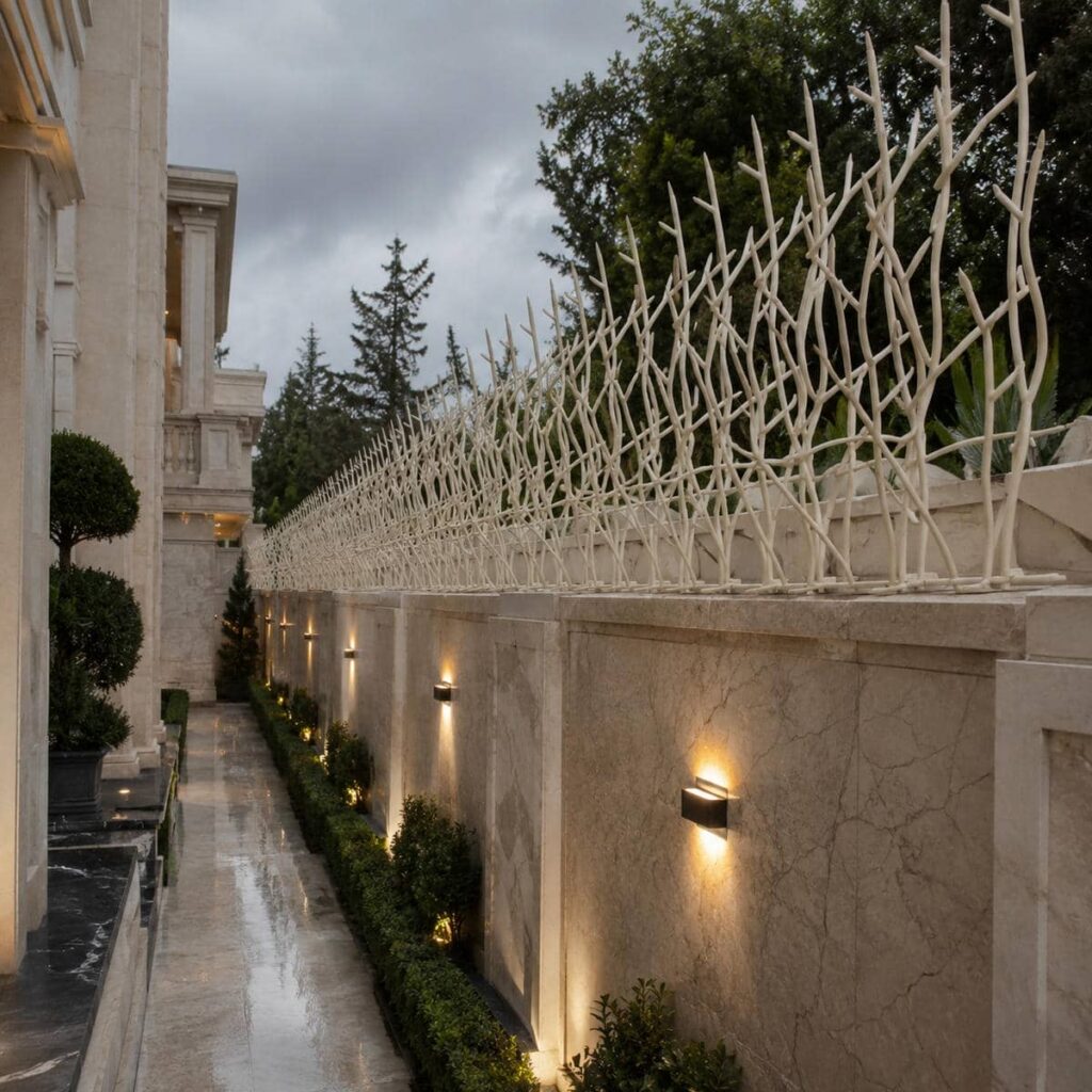 نرده روی دیوار مشکی کنار نمای سفید