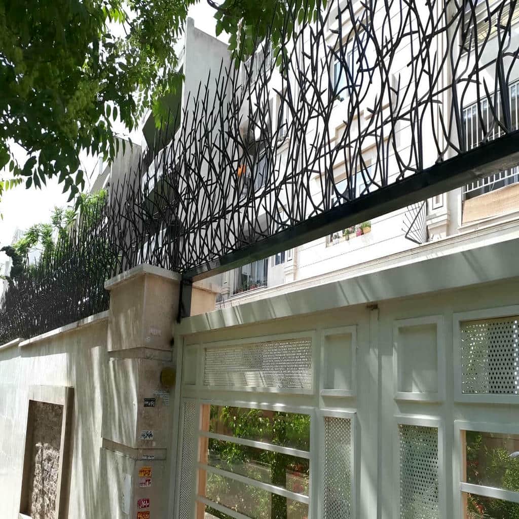 نرده روی دیوار ویلایی