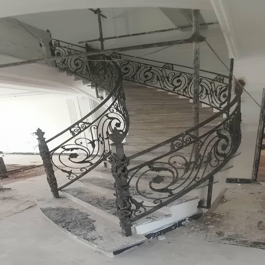 نرده پله ساده در استان گیلان کنار راه پله بیرونی نرده پله ساده در استان گیلان کنار راه پله بیرونی