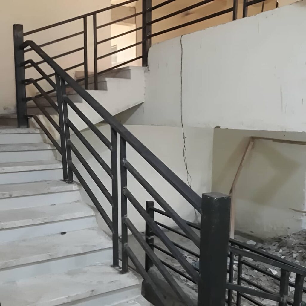 نرده پله کلاسیک با جزئیات تزئینی نرده پله کلاسیک با جزئیات تزئینی