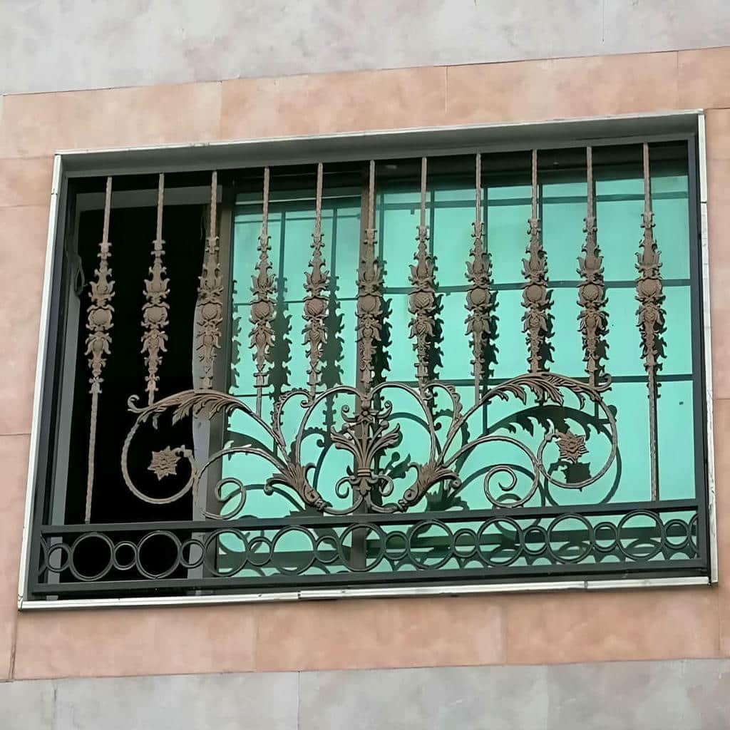نرده پنجره طرح کلاسیک ساختمان