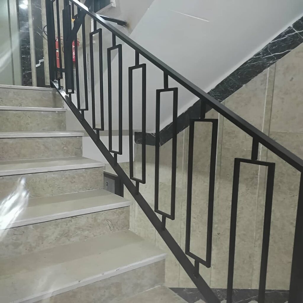 هندریل فلزی راه پله با جزئیات ظریف