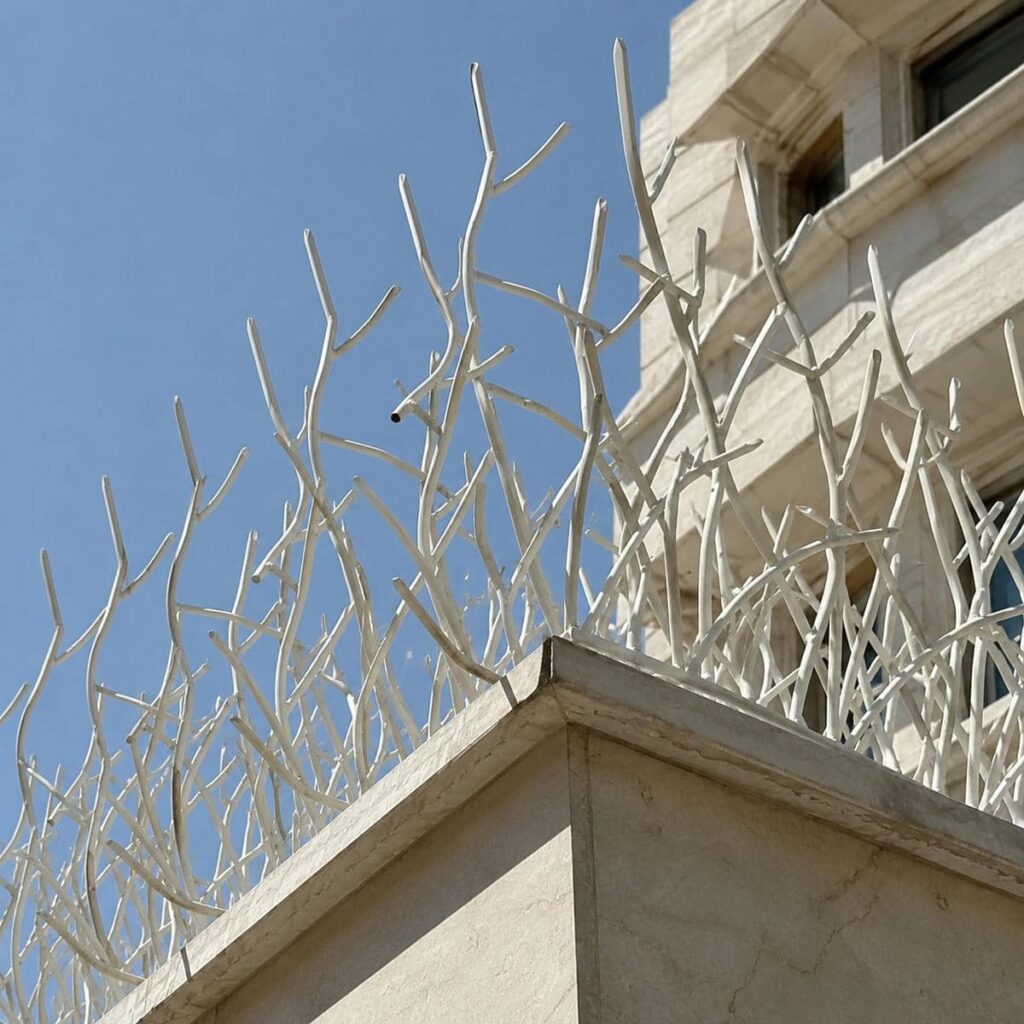 گارد روی دیوار ساختمان مسکونی گرگان