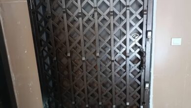 درب آکاردئونی فلزی استان یزد با نمای ورودی ساختمان